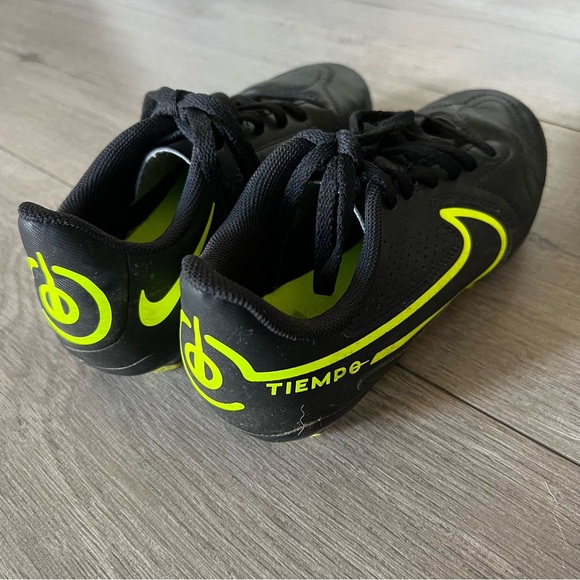Nike Tiempo Kids Cleats Soccer Sz 1Y Black/Neon - Picture 9 of 9